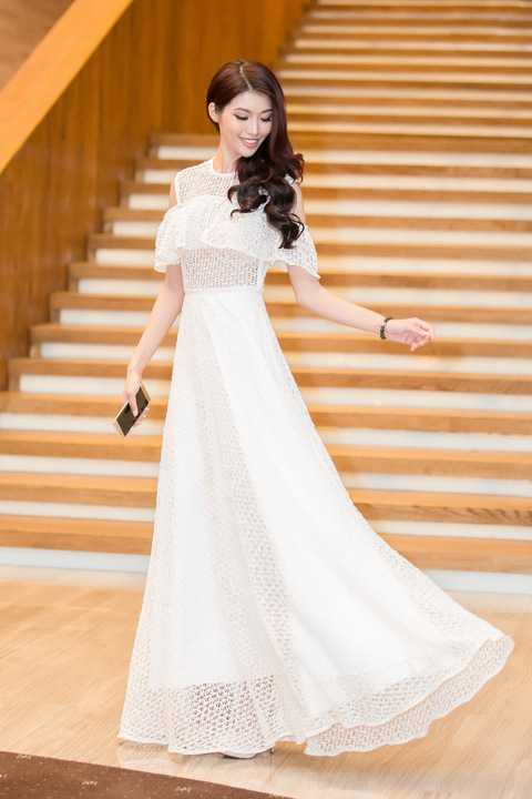 Kiểu tóc tự nhiên với phần chân tóc uốn cong và xõa sang một bên là lựa chọn sáng suốt cho gương mặt thon gọn của Quỳnh Châu. Phong cách trang điểm tông cam góp phần hoàn thiện cho gương mặt xinh xắn của Quỳnh Châu. 