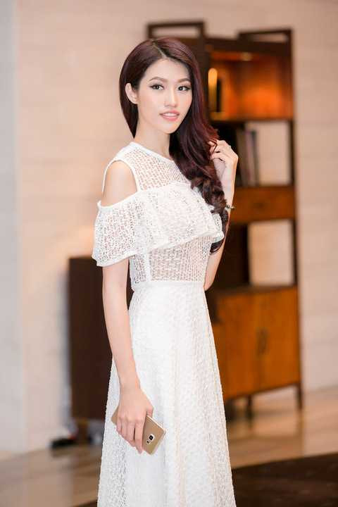 Phần mi mắt nước kéo dài về đuôi và chân mày kẻ vòng cung tăng thêm nét trưởng thành và quyến rũ cho chân dài sinh năm 1995. Hình ảnh dịu dàng, thanh lịch này của Quỳnh Châu khiến nhiều khán giả cảm thấy bất ngờ và dành tình cảm yêu mến.