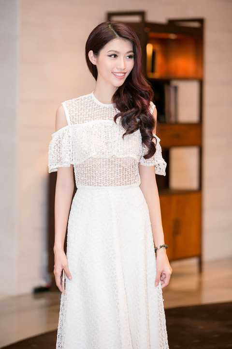 Chỉ mới vào nghề khoảng hai năm, ngoại hình của Quỳnh Châu thay đổi rõ rệt. Từ một cô nàng hồn nhiên, lém lình đến một Quỳnh Châu nữ tính, thanh lịch là một quá trình đầu tư và cải thiện bản thân từng ngày.