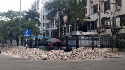 Trụ sở Chi cục thuế Hạ Long bỗng dưng bị bịt kín lối đi. Trụ sở Chi cục thuế Hạ Long bỗng dưng bị bịt kín lối đi.