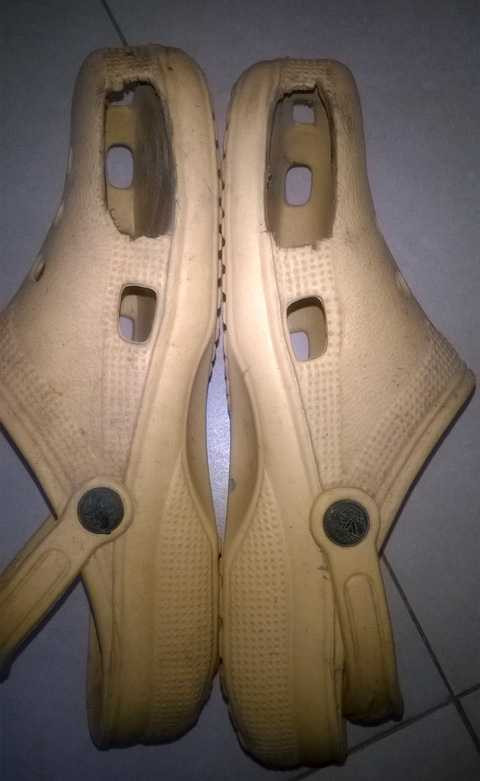 Đôi dép ngoại cỡ phải đục hai bên để thò ngón chân cái cụ Phương ra