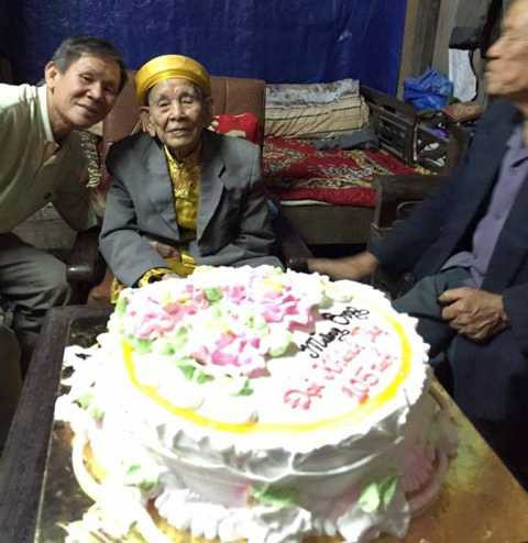 Con cháu vừa tổ chức sinh nhật mừng cụ sang tuổi 105