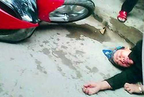 Bà Lợi bị đánh nằm bất tỉnh dưới nền chợ Đầu Đê.
