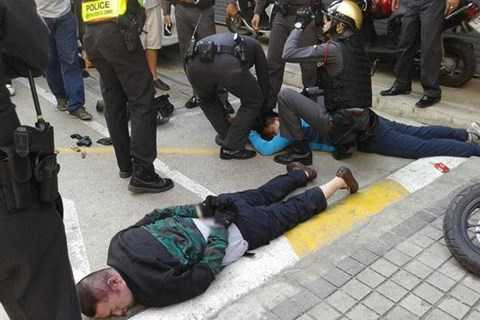 Những kẻ tấn công bị cảnh sát khống chế. Những kẻ tấn công bị cảnh sát khống chế.