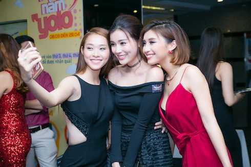 Ba người đẹp vui vẻ 'tự sướng'. 