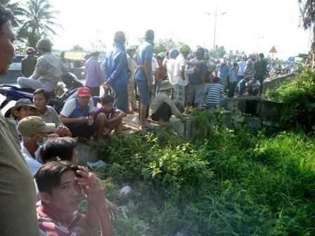 Nhiều người dân hiếu kỳ kéo tới hiện trường.
