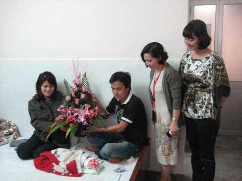 Mọi người đến chia vui với gia đình cháu bé vừa được sinh ở độ cao 10km Mọi người đến chia vui với gia đình cháu bé vừa được sinh ở độ cao 10km