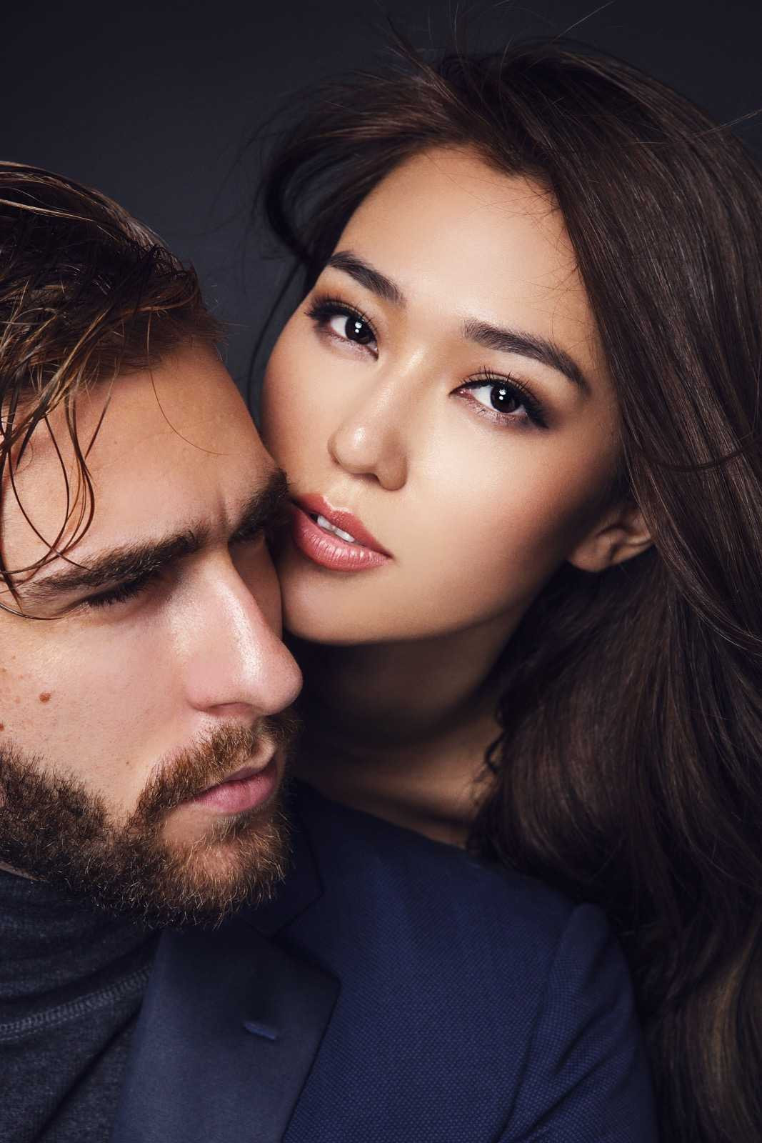 Trong đêm diễn trực tiếp đầu tiên của Bước nhảy hoàn vũ, cô gái thông thạo 2 ngôn ngữ nước ngoài và bạn diễn chinh phục được bộ tứ giám khảo với tiết mục kết hợp giữa nhảy Rumba kết hợp Passodoble trên nền nhạc hai ca khúc Unstopable, Cursed by Beauty. Chiếm được cảm tình từ khán giả, cặp đôi lọt danh sách an toàn, trở thành đội về nhì sau đội của Hồng Quế để đi tiếp những vòng sau.