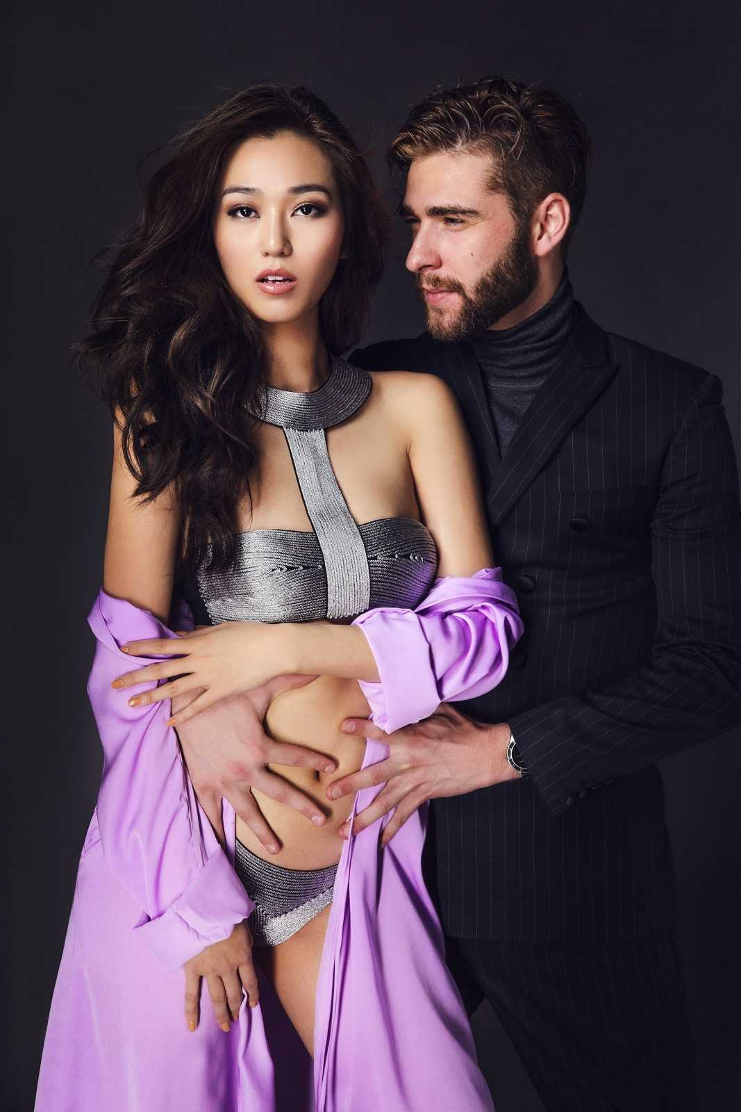 Khánh My diện bikini nóng bỏng bên trai đẹp ngoại quốc