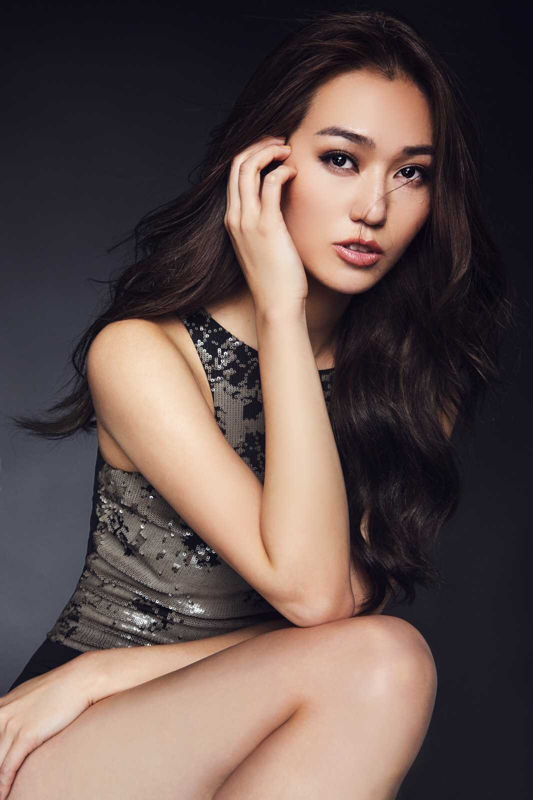 Khánh My diện bikini nóng bỏng bên trai đẹp ngoại quốc