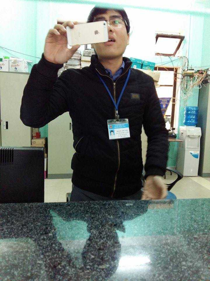 Đồng chí Hoàng Thế Tiến - Cán bộ Địa chính - Xây dựng phường Phước Vĩnh bỏ nhiệm vụ nơi công sở để quay phim phóng viên.