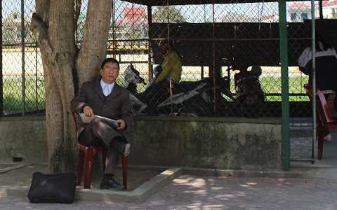 Người đàn ông này cho biết đã ngồi chờ ông Tráng - Phó Chủ tịch UBND phường Hưng Dũng từ 10 giờ 30. Đầu giờ chiều khi phóng viên quay lại thì vẫn thấy ông tay ôm hồ sơ đứng chờ ở cổng phường này Người đàn ông này cho biết đã ngồi chờ ông Tráng - Phó Chủ tịch UBND phường Hưng Dũng từ 10 giờ 30. Đầu giờ chiều khi phóng viên quay lại thì vẫn thấy ông tay ôm hồ sơ đứng chờ ở cổng phường này