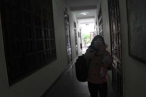 Cô gái trẻ lưng mang cặp, tay ôm hồ sơ lên UBND TP Vinh rồi ra về vì lãnh đạo đã nghỉ Cô gái trẻ lưng mang cặp, tay ôm hồ sơ lên UBND TP Vinh rồi ra về vì lãnh đạo đã nghỉ