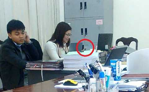 Chuyên viên Đậu Thị Lâm Phương cầm điện thoại làm gì đó và thi thoảng cười tủm tỉm Chuyên viên Đậu Thị Lâm Phương cầm điện thoại làm gì đó và thi thoảng cười tủm tỉm