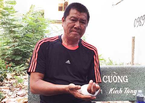 Ông Thuận bị chém mất hai ngón tay. Ảnh: Hải Hiếu