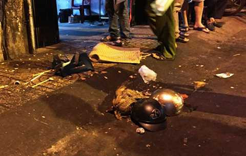 Trước khi đuổi chém gia đình Chung, nhóm thanh niên ném con gà, dọa giết. Ảnh: Hải Hiếu