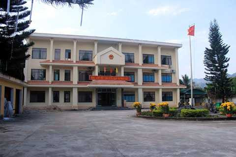 UBND huyện, cửa đóng then cài, đi dự đám tang, về quê sớm, nghỉ làm, Sơn Tây, Quảng Ngãi, trụ sở huyện, vắng tanh