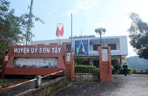 UBND huyện, cửa đóng then cài, đi dự đám tang, về quê sớm, nghỉ làm, Sơn Tây, Quảng Ngãi, trụ sở huyện, vắng tanh
