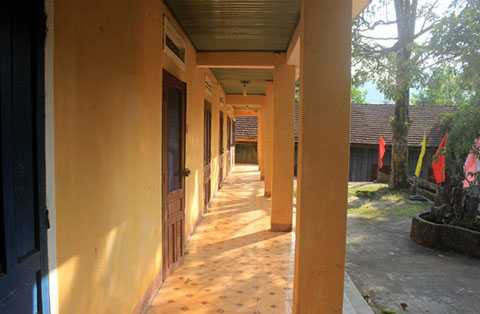 UBND huyện, cửa đóng then cài, đi dự đám tang, về quê sớm, nghỉ làm, Sơn Tây, Quảng Ngãi, trụ sở huyện, vắng tanh