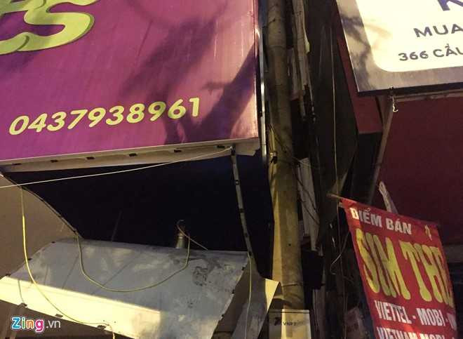 Khe tường giữa hai ngôi nhà, nơi anh Tĩnh cùng 7 người thân khác nhảy xuống từ lan can tầng hai xuống thoát thân. Ảnh: Hoàn Nguyễn.