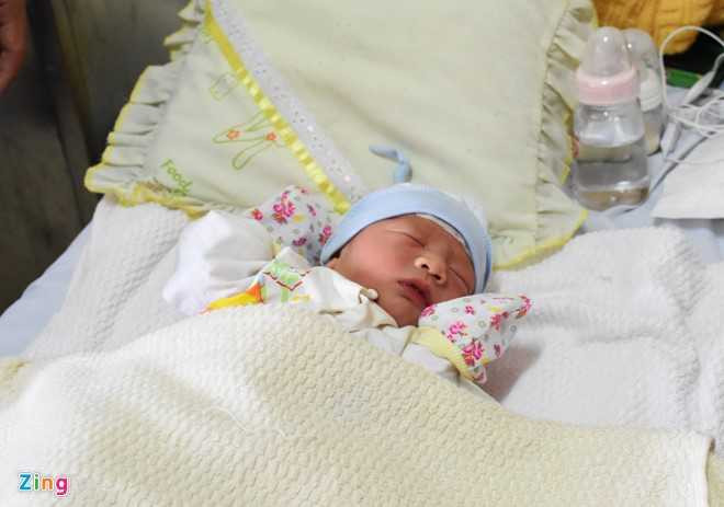 Bé trai chào đời trên máy bay nặng 2,7 kg. Ảnh: Đoàn Nguyên.
