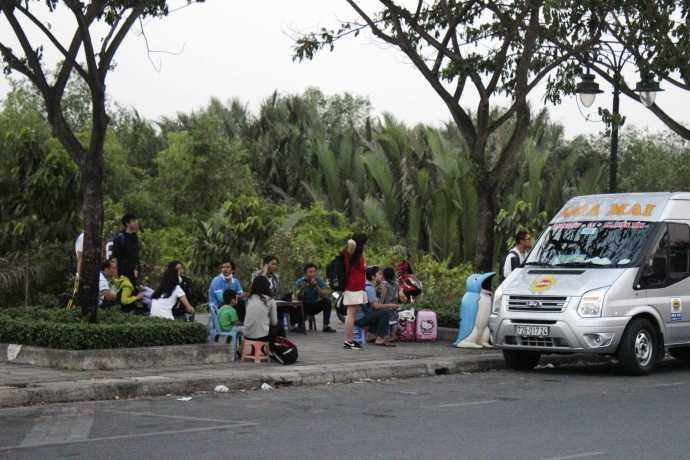 Nhà xe Hoa Mai lập điểm điều xe, đón trả khách ngay trên đại lộ Mai Chí Thọ.Ảnh: Linh Hoàng.