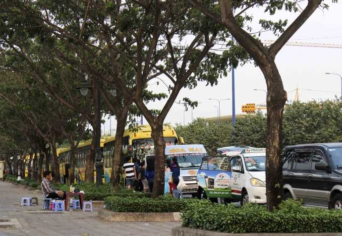 Nhà xe Hoa Mai lập điểm điều xe, đón trả khách ngay trên đại lộ Mai Chí Thọ.