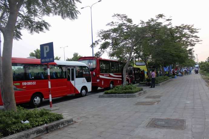 Đoạn gần hầm vượt Thủ Thiêm cũng có rất nhiều xe đậu thành hàng dài.