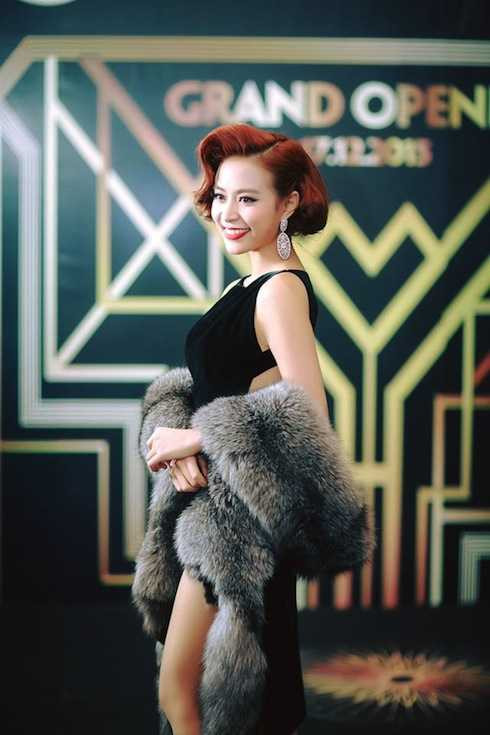 Những thiết kế váy dạ hội luôn là vũ khí hoàn hảo để Hoàng Thùy Linh 'hạ gục' công chúng. Những thiết kế váy dạ hội luôn là vũ khí hoàn hảo để Hoàng Thùy Linh 'hạ gục' công chúng.