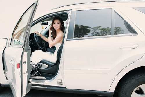 Jennifer Phạm tự lái xe đến địa điểm event trong chiếc váy dạ hội trắng lộng lẫy của nhà thiết kế việt kiều Kate Chau Phạm thiết kế riêng cho cô , 