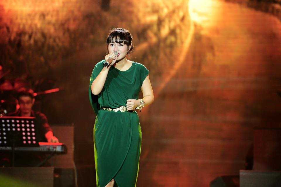 Khánh Linh: Từ 'Họa mi hót trong mưa' đến 'Cô gái trang bìa'