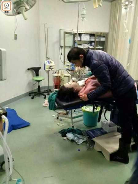 Chồng Ting Ting đau khổ bên thi hài của vợ. Ảnh: Asiaone. Chồng Ting Ting đau khổ bên thi hài của vợ. Ảnh: Asiaone.