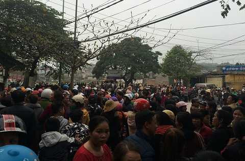 Hàng trăm người xuống đường và cây trụ sở cơ quan chức năng để phản ánh Hàng trăm người xuống đường và cây trụ sở cơ quan chức năng để phản ánh