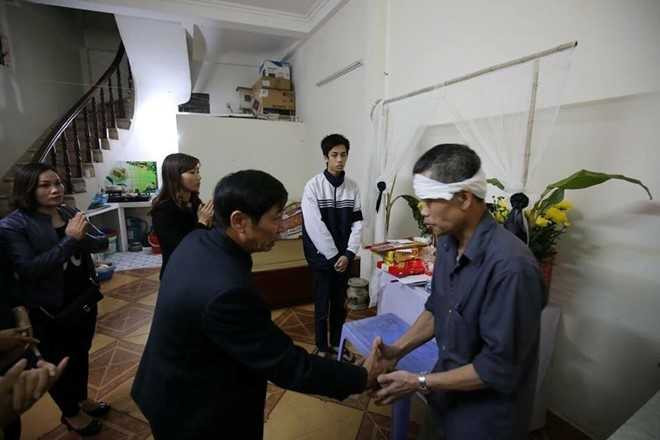 Ban giám hiệu nhà trường đến thăm và chia sẻ sau nỗi mất mát cùng gia đình Dương. Ảnh: T.N.