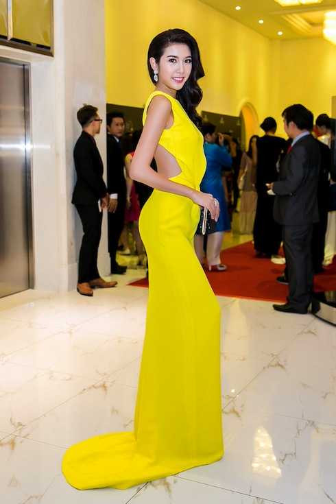 Thuý Vân khéo khoe đường cong sexy với đầm cắt xẻ.