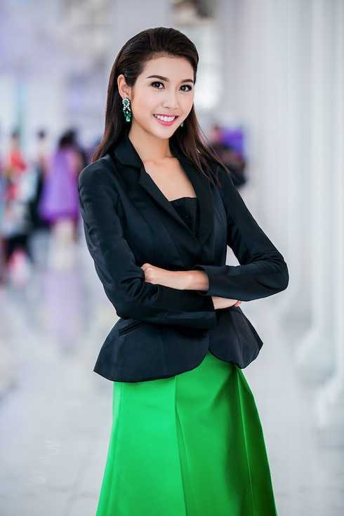 Á hậu Quốc tế Thuý Vân thay một trang phục lịch sự cho buổi toạ đàm.