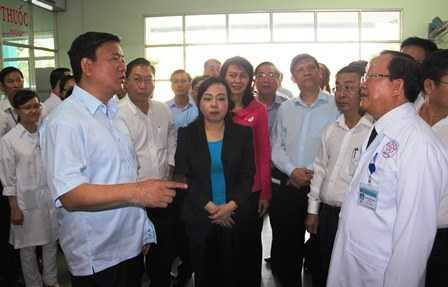 Bí thư Thành ủy TP HCM Đinh La Thăng cùng Bộ trưởng Bộ Y tế Nguyễn Thị Kim Tiến thăm bệnh viện quận Bình Tân. Ảnh: Phan Tư