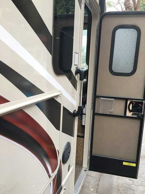 Ngoại thất của xe không có gì nổi bật, nhưng khi mở cánh cửa khoang phía sau, người dùng sẽ thấy các khu chức năng được thiết kế như một ngôi nhà di động.