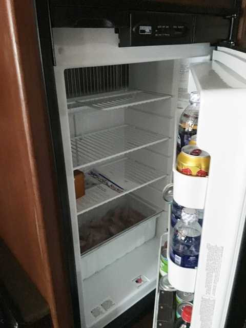 Tủ lạnh với nhiều ngăn để đồ ăn, thức uống.