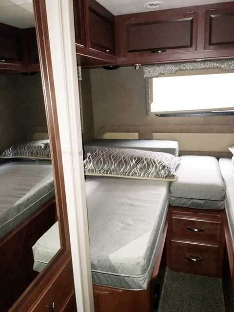 Giường ngủ được thiết kế cho 5 người. Ngoài ra, trên xe còn có phòng làm việc hỗ trợ Wi-Fi. Chiếc Thor Vegas hiện đã được bàn giao cho chủ nhân ở Hà Nội.