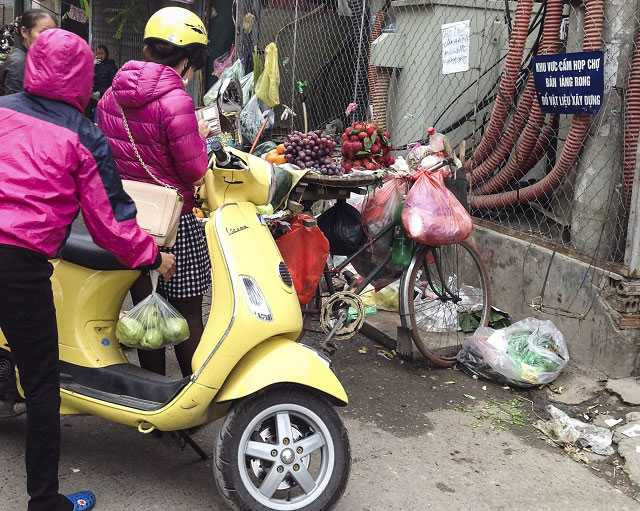 Trên biển ghi rõ cấm bán hàng rong, song người dân vẫn làm “lơ”. (Ảnh chụp ở ngõ 165 Xuân Thủy Cầu Giấy tháng 1/2016)