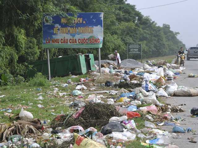Biển báo giữ vệ sinh môi trường sạch đẹp “ngập ngụa” trong đống rác (Ảnh chụp ở khu vực Sơn Tây tháng 10/2015).
