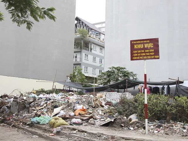 Khu vực ngõ Duy Tân (Cầu Giấy), mặc dù có biển ghi “Cấm đổ rác, phế thải” nhưng người dân xung quanh khu vực vẫn mặc nhiên “xả” rác. (Ảnh chụp tháng 1/2016)