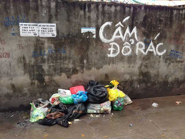 Con ngõ nhỏ khu vực phố Nguyễn Đình Hoàn cũng có rất nhiều biển “cấm đổ rác” như thế này. (Ảnh chụp tháng 1/2016)