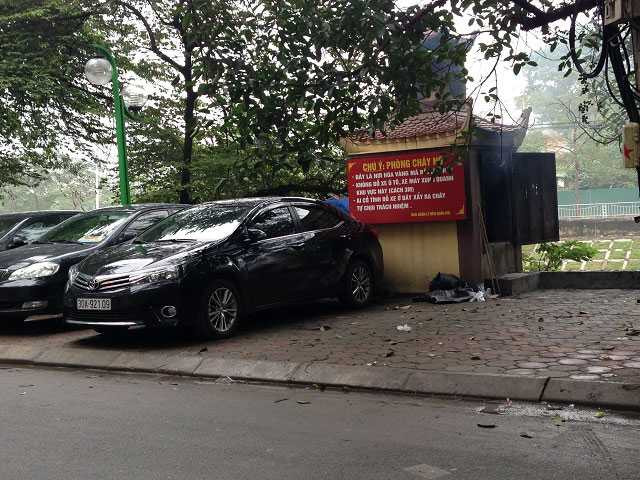 Khu vực chuyên để đốt vàng mã tại đền Quán Đôi (Nguyễn Đình Hoàn, Cầu Giấy) đã có biển ghi “cấm đỗ xe <a href='https://vtcnews.vn/oto-xe-may.31.0.html' >ô tô</a>, xe máy quanh khu vực này (cách 3m) tuy nhiên chủ những chiếc xe này vẫn thản nhiên coi thường. (Ảnh chụp tháng 1/2016)