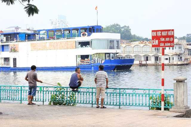 Làm ngược lại với những gì ghi trên biển cấm dường đã trở thành thói quen của người dân (ảnh chụp tại Hồ Tây tháng 1/2016).