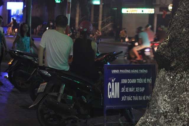 Trên con phố Hàng Trống, mặc dù có biển “cấm đỗ xe” song người dân vẫn thản nhiên “lao” xe lên vỉa hè. (Ảnh chụp tháng 1/2016)