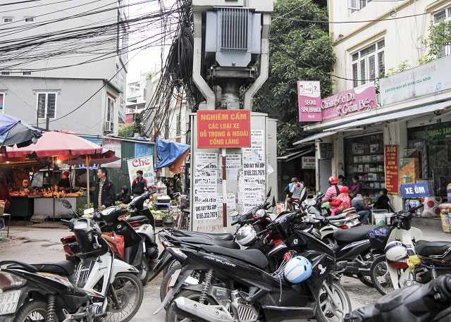 Mặc dù cấm đỗ xe song tình trạng kín đặc xe máy như này vẫn diễn ra suốt cả ngày (Ảnh chụp hồi tháng 1/2016 tại phố Trần Thái Tông, Cầu Giấy).