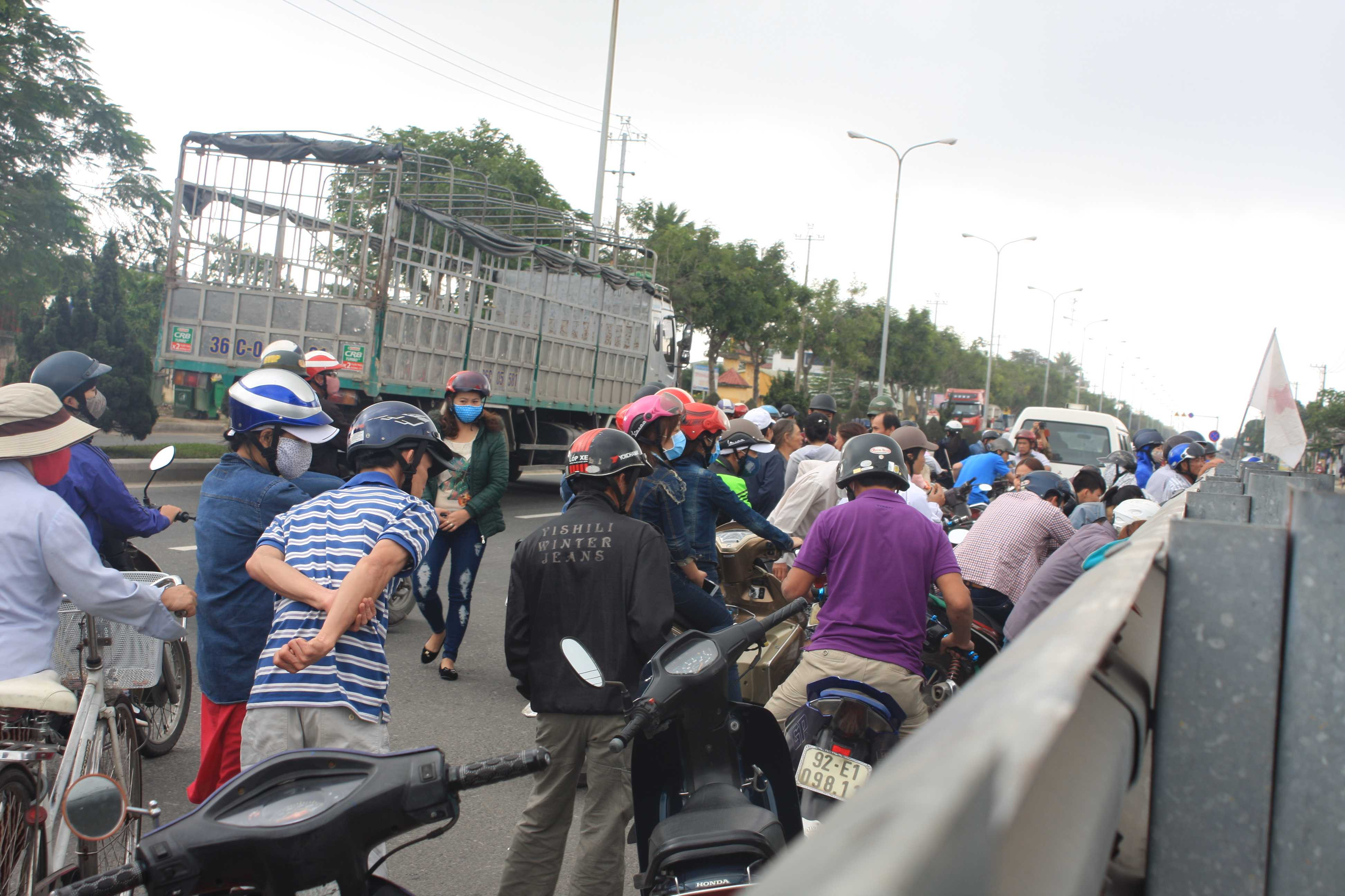 Rất đông người theo dõi sự việc.