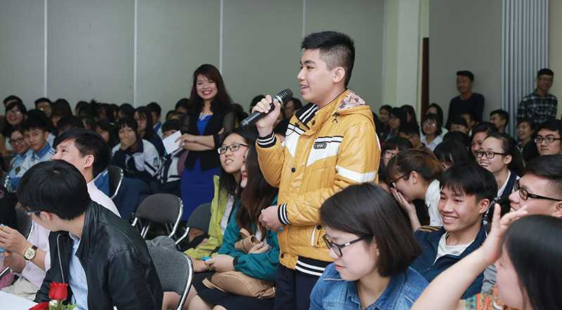 Các bạn học sinh phổ thông hào hứng tham dự chương trình 